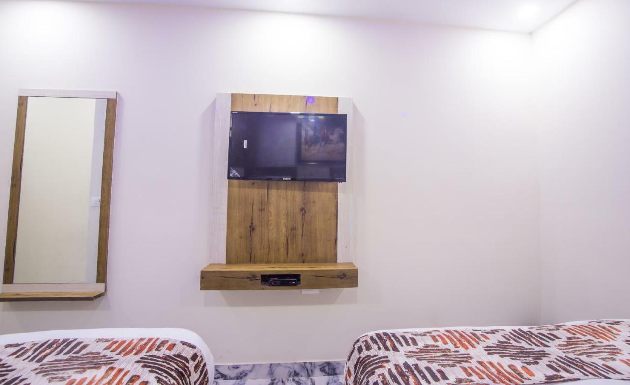 Hotel Harsha International Ню Делхи Екстериор снимка